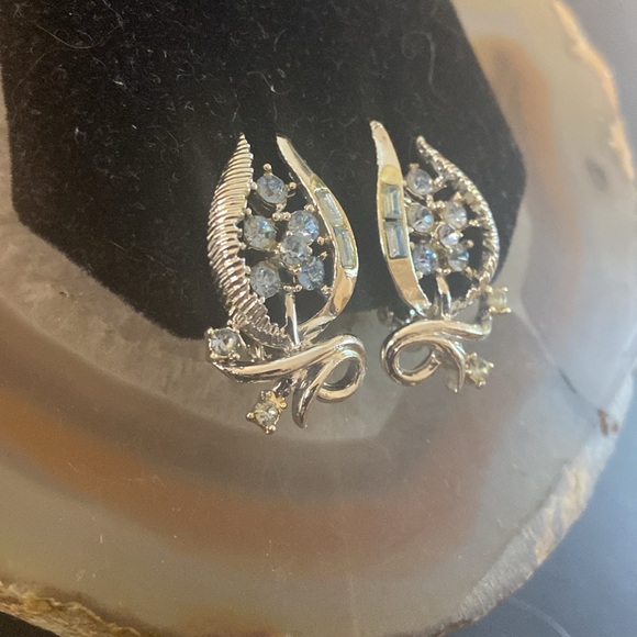 Vintage Coro clip earrings in silver w blue rhinestone - Picture 2 of 11
